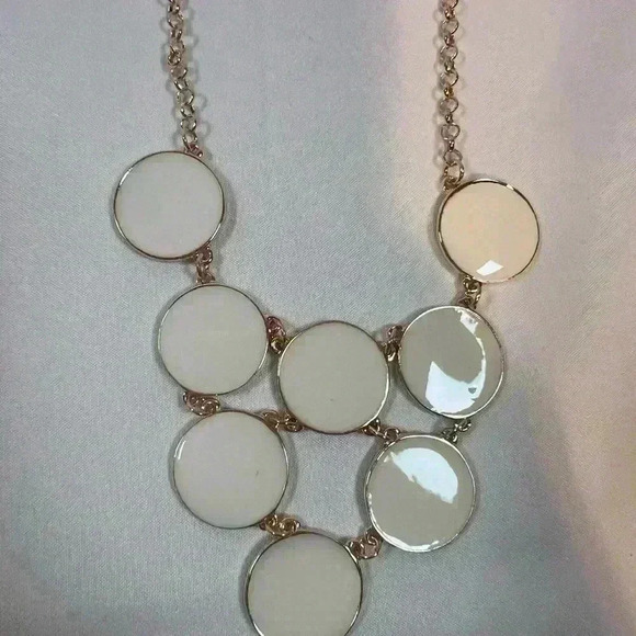 BAY STUDIO GOLD BIB NECKLACE WHITE CIRCLE DISCS NWT - Picture 2 of 8